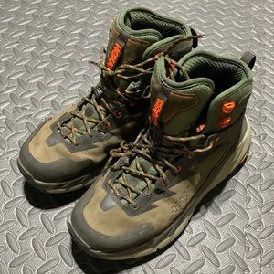 HOKA KAHA GTX Mens 9 Hiking Boots Mid Vibram Like New